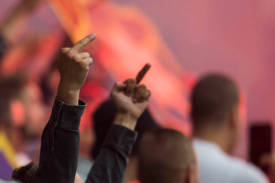 Supporter räcker finger