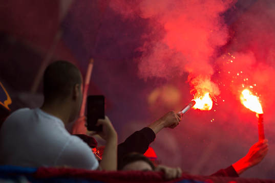Örgrytes supportrar bränner bengaler