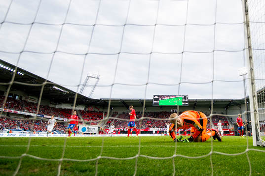 Helsingborgs målvakt Pär Hansson kollar