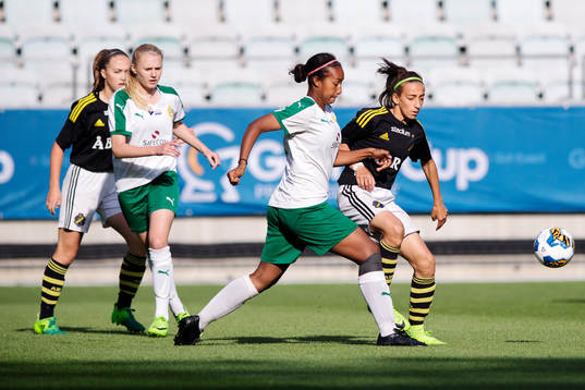 Hammarbys Mabintou Bangoura och AIKs Rosa Kafaji i närkamp