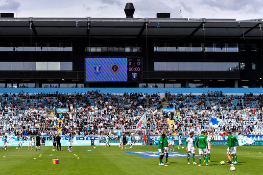 Spelarna värmer upp före fotbollsmatchen i Allsvenskan