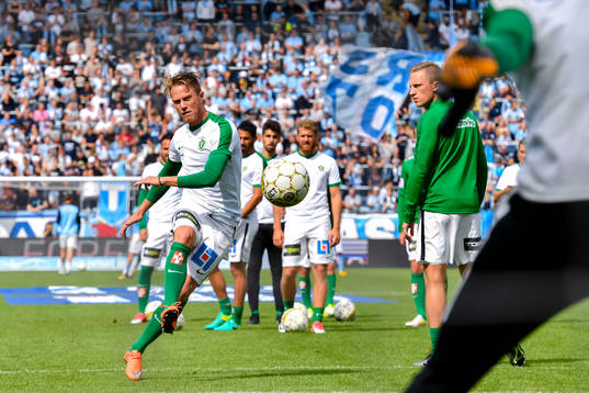 Jönköpings Joakim Karlsson före fotbollsmatchen i