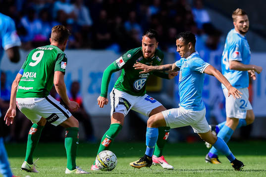 Jönköpings Dzenis Kozica och Malmö FFs Yoshimar Yotún