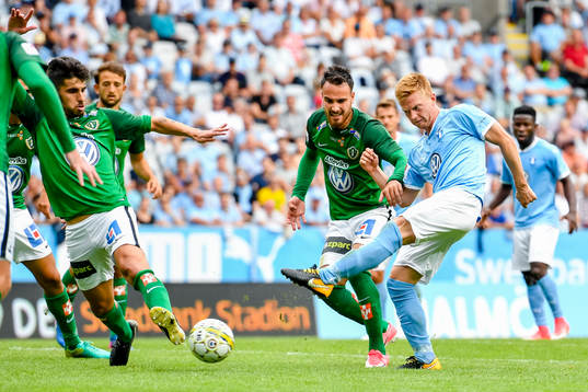 Malmö FFs Anders Christiansen provar skott förbi