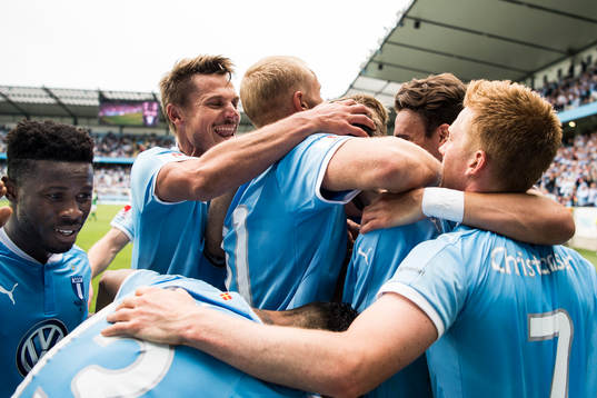 Malmö FFs Markus Rosenberg mfl jublar med Magnus Wolff