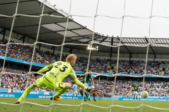 Malmö FFs Anders Christiansen gör 1-0 bakom Jönköpings