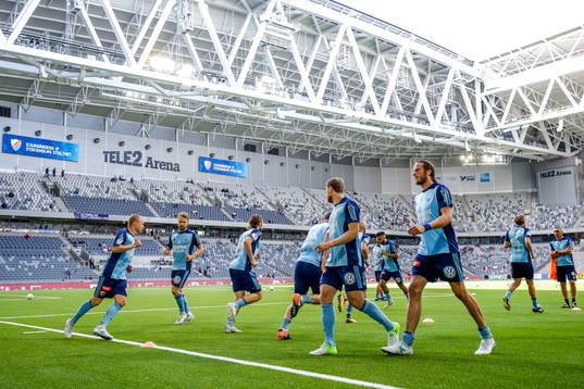 Djurgårdens spelare värmer upp före fotbollsmatchen i