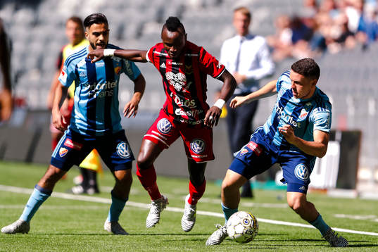 Djurgårdens Othman El Kabir och Kerim Mrabti i kamp mot
