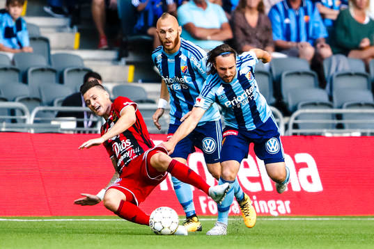 Östersunds Jamie Hopcutt i en kamp mot Djurgårdens Magnus