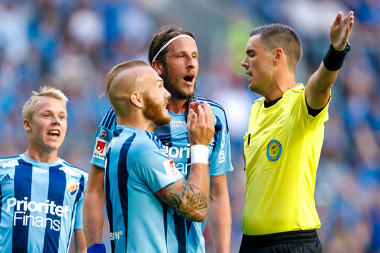 Djurgårdens Magnus Eriksson och Jonas Olsson i samtal med