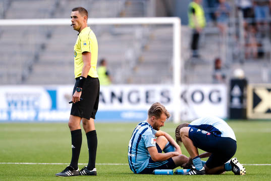 Djurgårdens Jacob Une Larsson lämnar planen