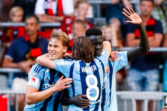 Djurgårdens Felix Beijmo och Kevin Walker jublar med Aliou
