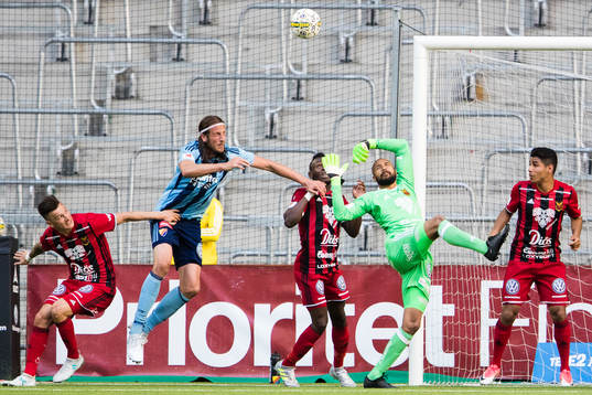 Djurgårdens Jonas Olsson utmanar Östersunds Jamie Hopcutt