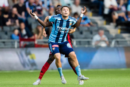 Östersunds Samuel Mensiro i en närkamp med Djurgårdens