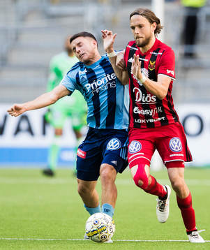 Djurgårdens Kerim Mrabti i kamp om bollen med Östersunds