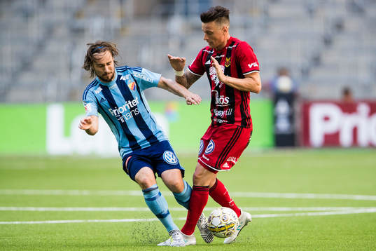 Djurgårdens Kevin Walker i kamp om bollen med Östersunds