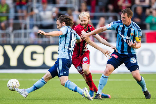 Östersunds Curtis Edwards stoppas av Djurgårdens Kevin