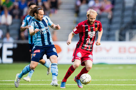 Djurgårdens Kevin Walker i kamp om bollen med Östersunds