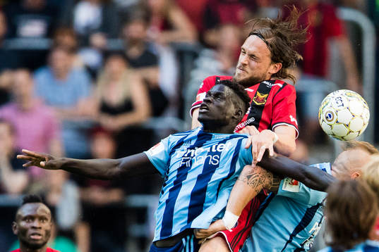 Djurgårdens Aliou Badji i en nickduell med Östersunds Tom