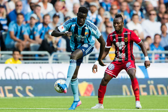 Djurgårdens Aliou Badji i kamp om bollen med Östersunds