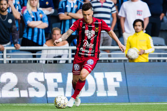 Östersunds Jamie Hopcutt med bollen