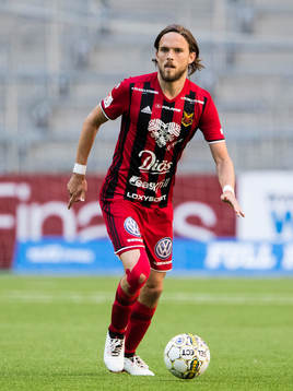 Östersunds Tom Pettersson med bollen