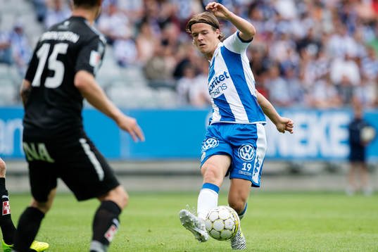 IFK Göteborgs August Erlingmark passar bollen