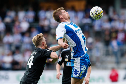 Örebros Michael Almebäck i kamp om bollen med IFK