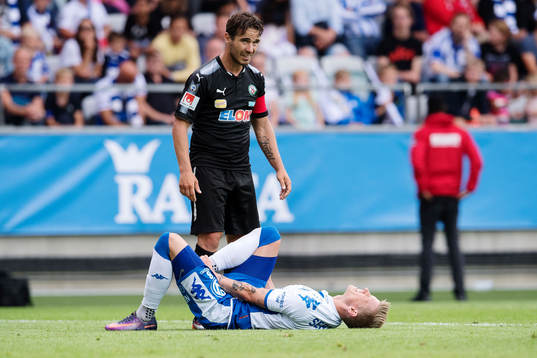 Örebros Nordin Gerzic ser IFK Göteborgs Sören Rieks