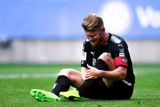 Örebros Michael Almebäck tvingas lämna planen