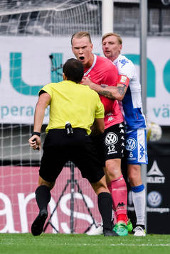 IFK Göteborgs målvakt Pontus Dahlberg reagerar på domaren