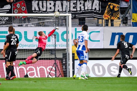 IFK Göteborgs målvakt Pontus Dahlberg räddar skott