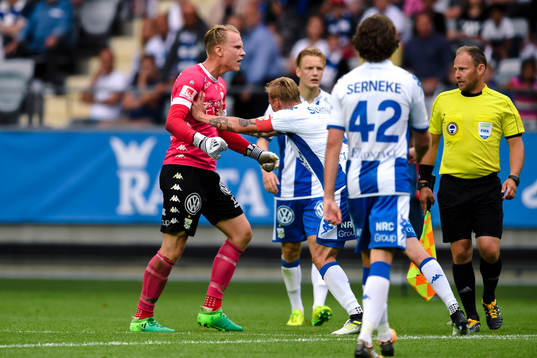 IFK Göteborgs målvakt Pontus Dahlberg irriterad