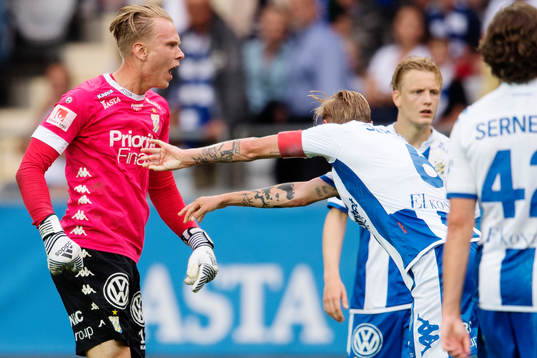 IFK Göteborgs målvakt Pontus Dahlberg reagerar mot