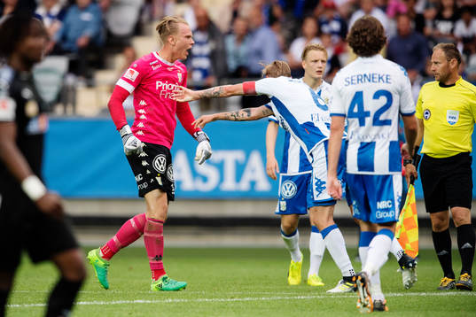 IFK Göteborgs målvakt Pontus Dahlberg reagerar mot