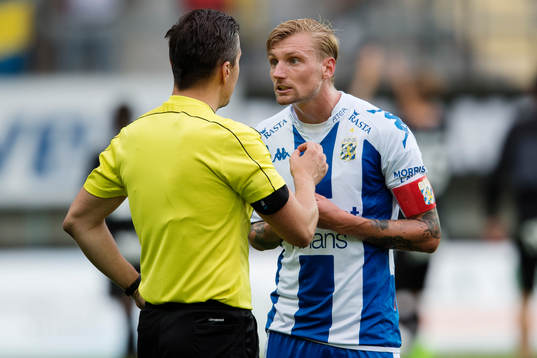 IFK Göteborgs Sebastian Eriksson diskuterar med domaren
