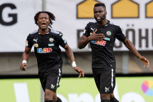 Örebros Kennedy Igboananike jublar med målskytten till