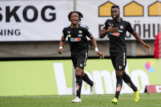 Örebros Kennedy Igboananike jublar med målskytten till