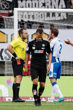 Domare Kaspar Sjöberg ger IFK Göteborgs Emil Salomonsson
