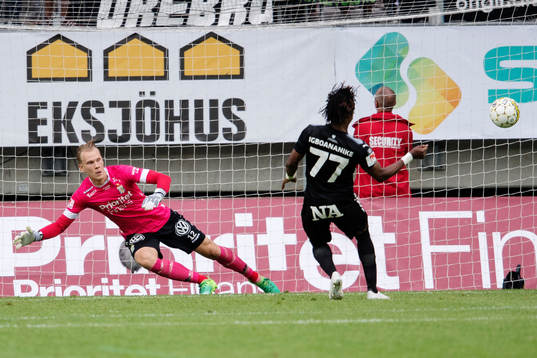 Örebros Kennedy Igboananike gör reducerar till 2-1 bakom