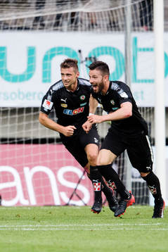 Örebros Filip Rogic och Brendan Hines-Ike jublar