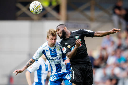 IFK Göteborgs Sebastian Eriksson  i nickduell med Örebros
