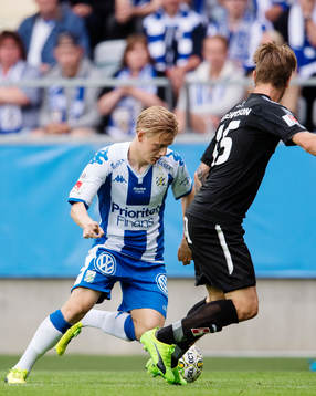 IFK Göteborgs Billy Nordström driver bollen mot Örebros