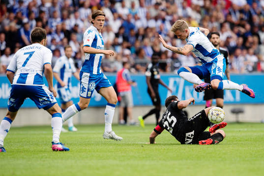 Örebros Nordin Gerzic glidtacklar mot IFK Göteborgs