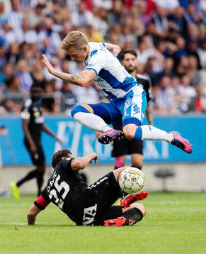 Örebros Nordin Gerzic glidtacklar mot IFK Göteborgs