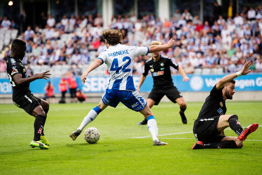 Örebros Maic Sema och Brendan Hines-Ike försvarar mot IFK
