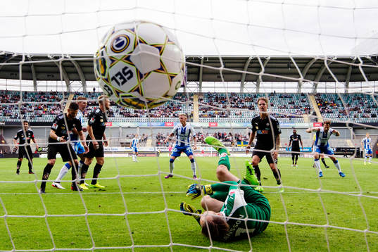 IFK Göteborgs Sören Rieks gör 1-0 bakom Örebros
