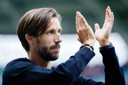 IFK Göteborgs Mattias Bjärsmyr tackar publiken då han