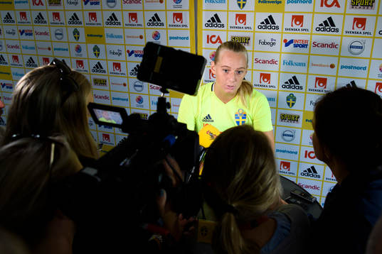 Stina Blackstenius blir intervjuad pressträff med det