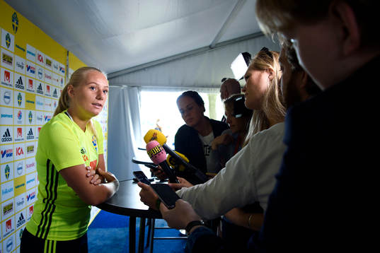 Stina Blackstenius blir intervjuad pressträff med det